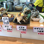 みのり家 - カウンターには調理された魚介が並ぶのでトレーにとりながら進む
