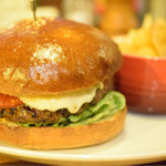 イーストヴィレッジ - モッツァレラバーガー@税込1,425円：女性人気No.1だそう。肉肉しさと、優しさが同居する逸品。ポイントは、バジルソース。男性でもきっと楽しめるはず。