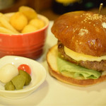 イーストヴィレッジ - 1皿の中で3つのバリエーションを楽しめる、フレンチフライにも要注目。食感と味付けの幅。サイドまで抜かり無しと。ピクルス付。
