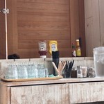 Ron Herman Cafe - セルフの水＆ケチャップコーナー