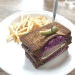 Ron Herman Cafe - 自家製ローストビーフのサンドイッチ