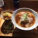 二ノ宮金次郎 - 醤油ラーメン７００円と炊き込みご飯２００円 計９００円