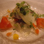 マリネしたオーシャントラウトなどのサラダ