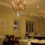 表参道バンブー - シャンデリアと店内