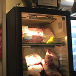 川崎苑 - 和牛のブロックが冷蔵庫に収納されています。