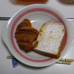 ぱんやベッキー - クロワッサン（左）、檜山南部食ぱんフレンチトースト（右）