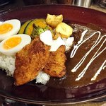 100時間カレーB＆R - 100 HOURS CURRY B&R 西葛西店 3つトッピングカレー 840円（税込907円）ライス少なめ・ミドルジャワ（中辛）・フィッシュフライ・日替わり野菜・ゆで卵 を選んで