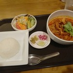 ナンファー - チェンマイ カレーラーメン 900円 タイ米、サラダ付き