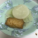 お食事処 こずえ - サービスのおでん。熱々。