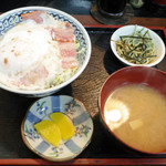 三昇 - ベーコンエッグ丼 茶そば付き(500円)