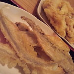 久兵衛 - ﾃﾞﾌｫﾄｯﾋﾟﾝｸﾞのﾊﾞﾗごぼ天。　向こうは追加ﾄｯﾋﾟﾝｸﾞした鶏天２００円