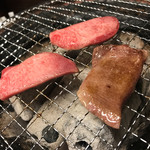 ヤキニク家。玄 - こちらもまたレアさを残しても充分イケる肉質。美味いっ。