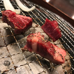 Yakiniku Yakiniku Yagen - 中はけっこうレアでもイケる。赤身だから、どんどん食べれちゃいます。