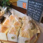 パン工房 こと葉 - 店内のパン