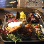 くう食堂 - サラダもデザートもついている