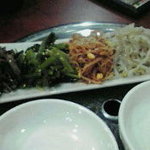 韓国料理 ヌルンジ 江古田店 - ナムルの盛り合わせ、\800とお高めだった。
