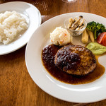 でん - 「オニオンハンバーグセット」（980円）。メインにサラダ、スープ、ライスorパンのセット。