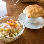 でん - ハンバーグセットのサラダとパイ包みスープ。