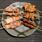 とり皮家けん蔵 - 右上から時計回りにパリ皮、博多とり皮、バラ、地どり。