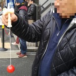 麺や而今 - かあさん夜なべクジの景品：けん玉