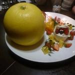 鶏料理ひとりひとり - 「ルシオル」さんのケーキに周りにトッピング