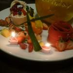 鶏料理ひとりひとり - 「ルシオル」さんのケーキに周りにトッピング