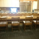 千代娘 - カウンターの前に大皿がずらり