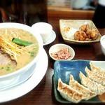 ラーメンはちべえ - ネギみそラーメン大盛

ギョーザ

唐揚げ

ライス

漬物

杏仁豆腐   ￥1130