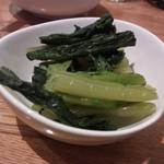 サコマ食堂 - 野沢菜　店主がトラック運転手をしていた時のつてで、大正4年創業・老舗漬物屋・「まるたか」さんの漬物を提供しているっ！！　国内産野沢菜で、契約農家さんよりの厳選したものばかりを使用し、無着色で保存料はいっさい使用せず、天日塩を使用◎塩加減とシャキシャキ感が絶妙☆☆☆　2017/01/31