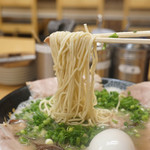 Hakata Ikkousha - 麺のリフトアップ