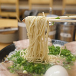 博多一幸舎 - 麺のリフトアップ