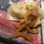 第三春美鮨 - ガリは2種。奥がお寿司やさんでよくある『つきガリ』手前は『棒ガリ』