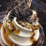 独楽寿司 - 黒ゴマ＆黒蜜ソフト。