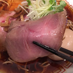 中華そば しば田 - 低温でじっくりと真空調理された豚肩ロース肉のチャーシューは、まるでローストポークのようです。