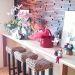 カフェ トピナンブール - カウンター席には開店祝の花