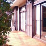 カフェ トピナンブール - 客席の窓の外は縁側