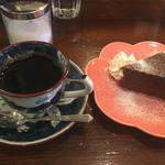 カフェ カンムリバネ - ガトーショコラとブレンドコーヒーで710円