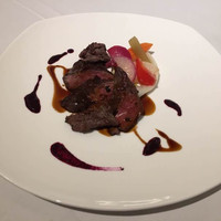 レストラン ヒロミチ - 蝦夷鹿腿肉のロティとコショウを効かせた薄切りのグリエ、鹿のジュ、山葡萄のピュレ