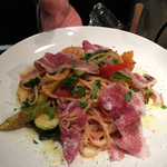 創作イタリアン Gemelli - パスタ オルトラーナ 生ハム添え お隣の常連さんのご協力ありがとうございます！