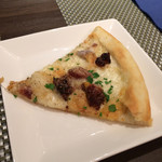 創作イタリアン Gemelli - 豚鶏肉のテリーヌとニンニクのコンフィのピッツァ