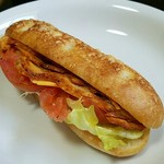 ココロノ ベーカリー - タンドリーチキンフォカッチャサンド