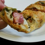 ココロノ ベーカリー - ゴロリとしたベーコンと甘い肉味噌がよく合う～