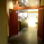 桜茶寮 - 入口の向こうは広々とした店内