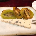 焼きキウイとブルーチーズ