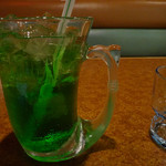 びっくりドンキー - いつもは苺ミルクなのですが
      なんとなくメロンソーダ