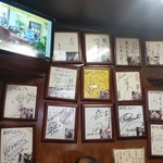 田代 - 有名人のサインがたくさん