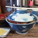 田代 - 鰻がはみ出すように蓋がしてあって、わくわくしながらパカッと蓋を開けると、ふわわあぁぁぁ～っと香ばしい香りが漂います