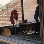 田代 - 丁寧に、注文ごとに鰻をさばいてくれています