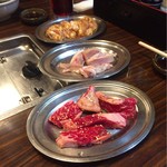 焼肉重慶 - 奥から牛ホルモン 480円 鶏ナンコツ 400円 牛カルビ 650円