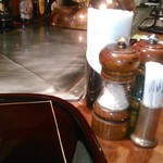 車屋 - [内観] カウンター席 (テーブル上調味料類)